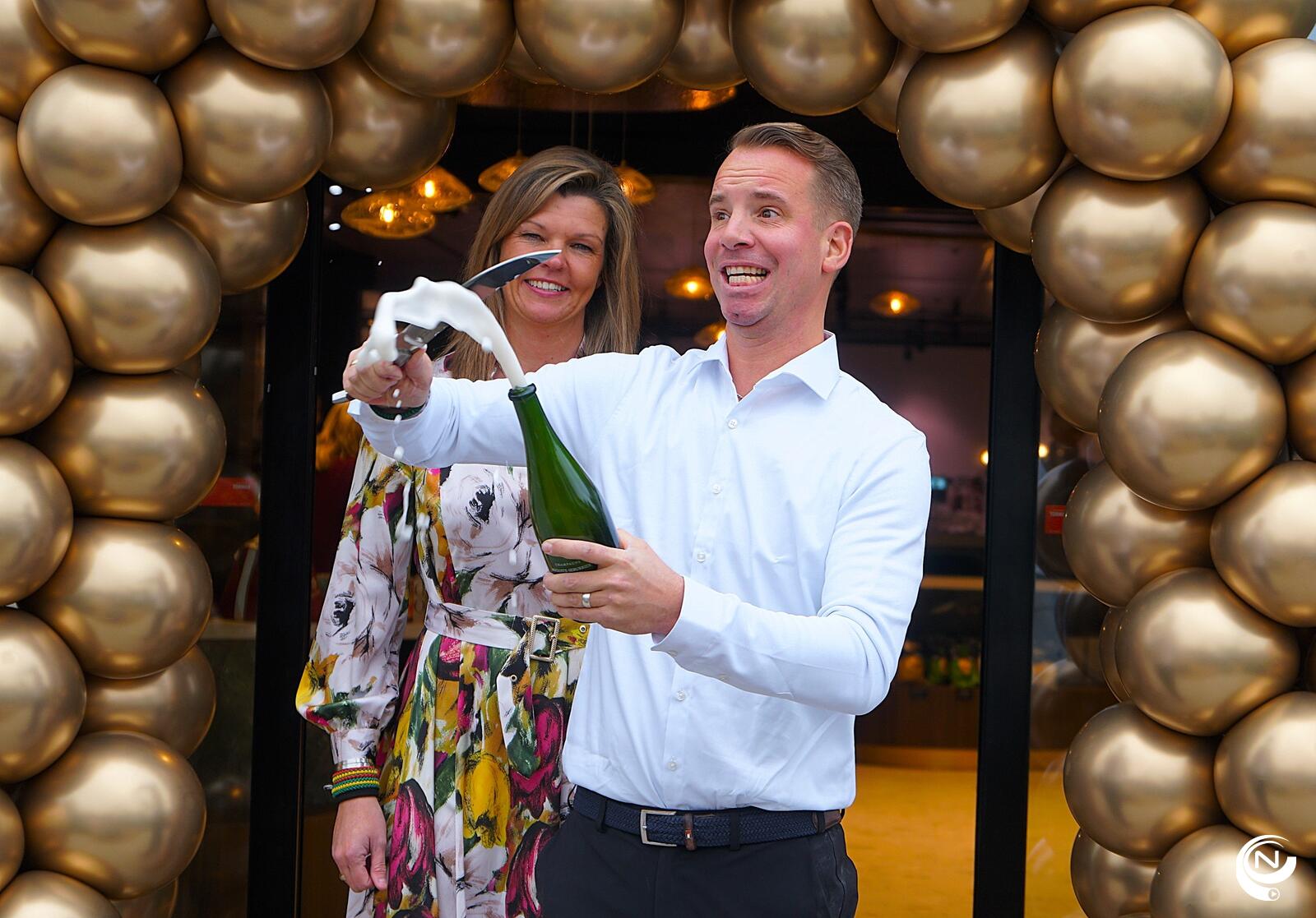Cedric besabelt een fles champagne met succes