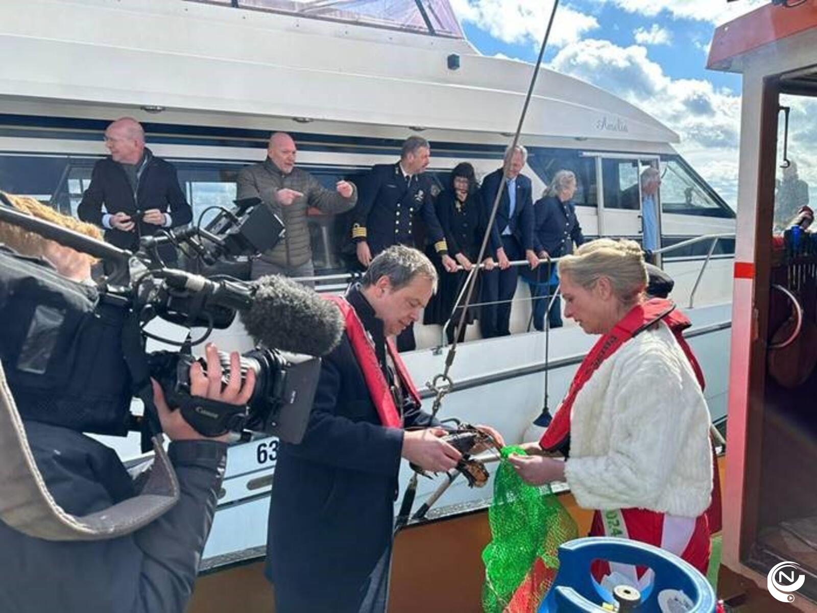 De burgemeester en kreeftenkoningin ontvangen de eerste Oosterscheldekreeft - foto Olivier Verwest