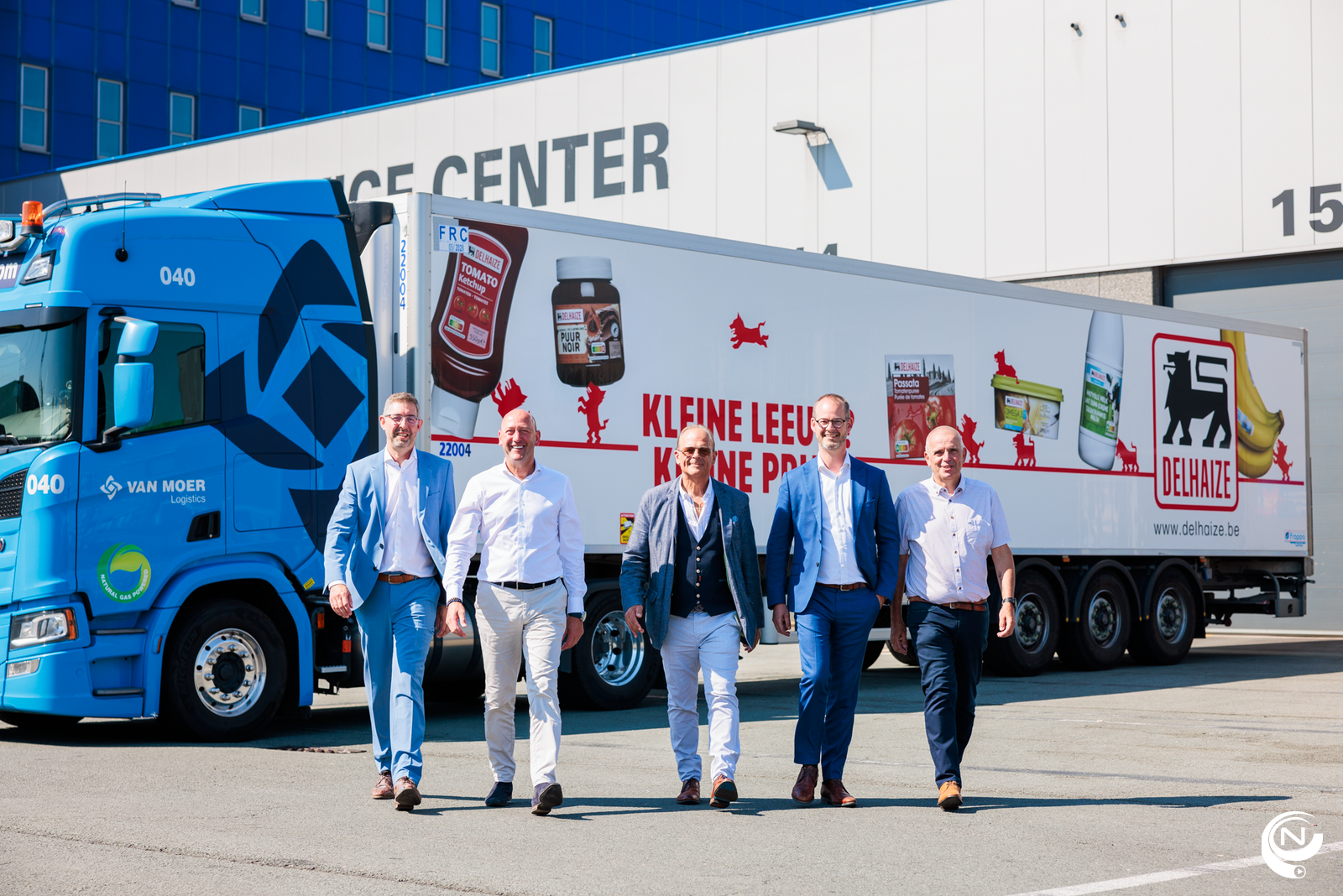 Foto door © Yannig Van de Wouwer: v.l.n.r. Johan Ideler (Delhaize), Jo Van Moer (VML), Dirk Hautekeete (Delhaize), Jonathan Van Dessel (Delhaize), Wim Willocx (VML)  “Transitietechnologie reduceert CO2-uitstoot tot 20%”