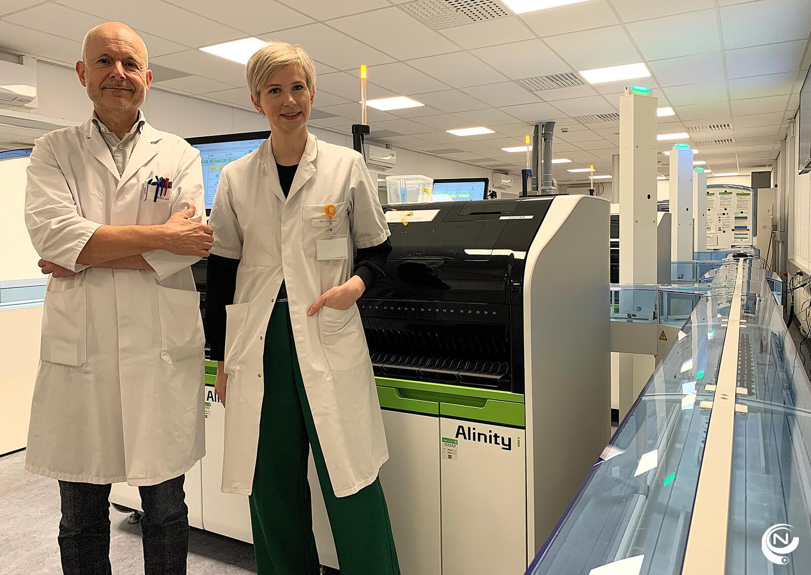 Foto - dr Boes en Leenaerts bij een deel van de teststraat