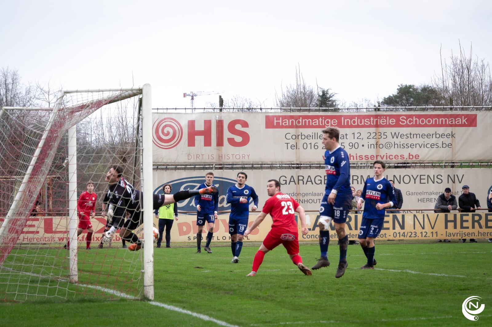 SKS doelman Maes met een wereldsave