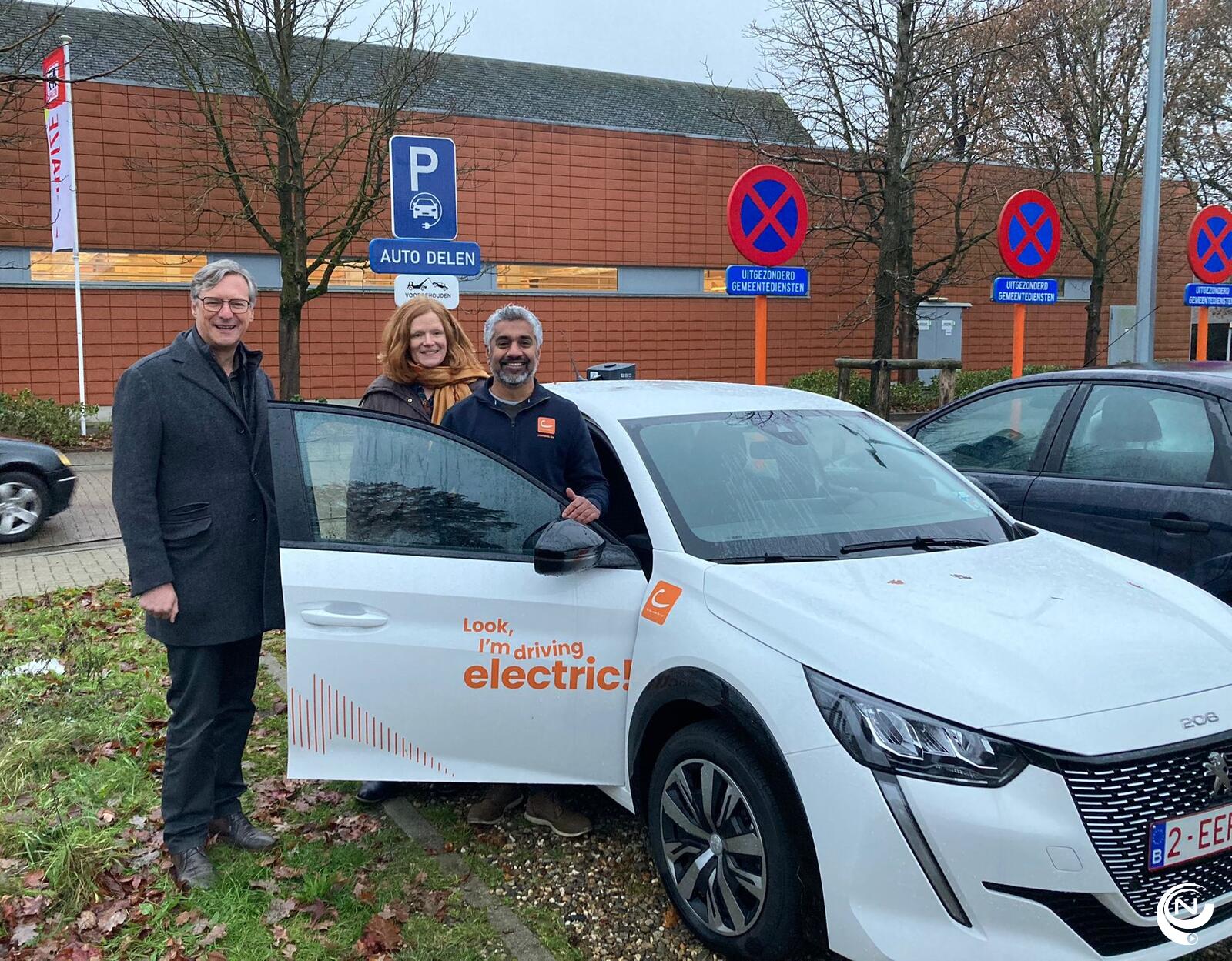 burgemeester Ward Kennes samen met medewerker van IOK en Cambio