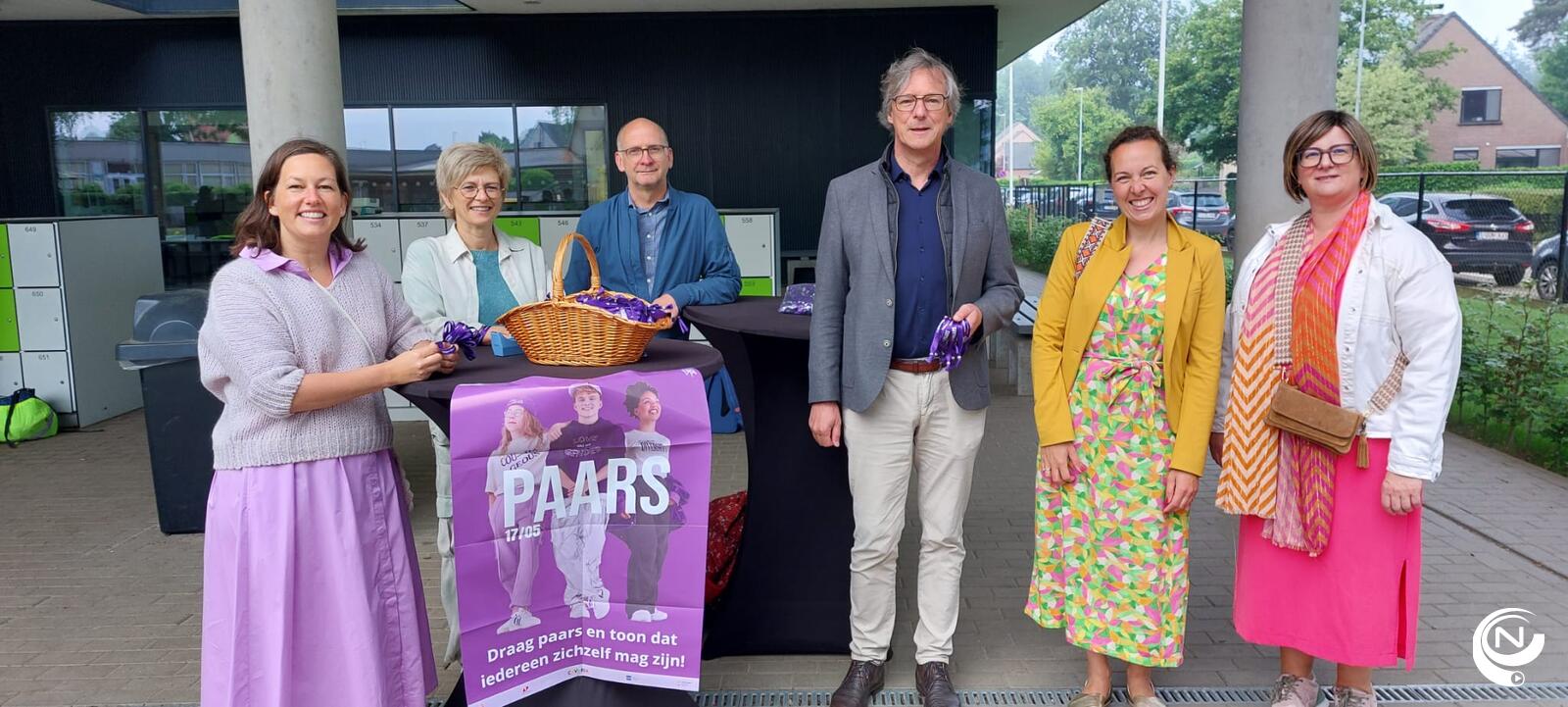Schepen Rein Sobrie - directrice Els Goris - schepen Rob Guns - Burgemeester Ward Kennes en twee leerkrachten deelden paarse armbandjes uit