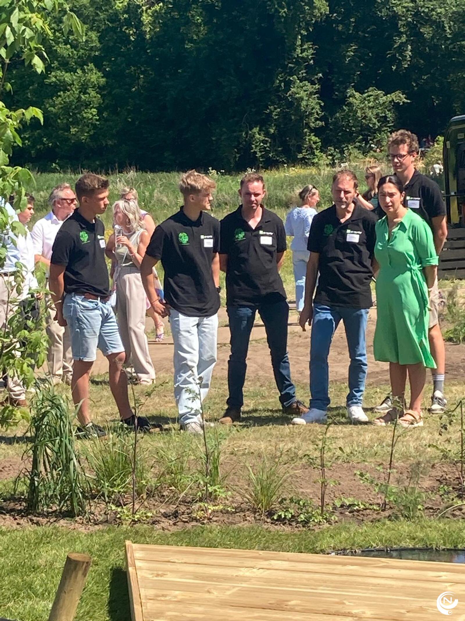 Team kOsh Zilveren Medaille met minister Demir 