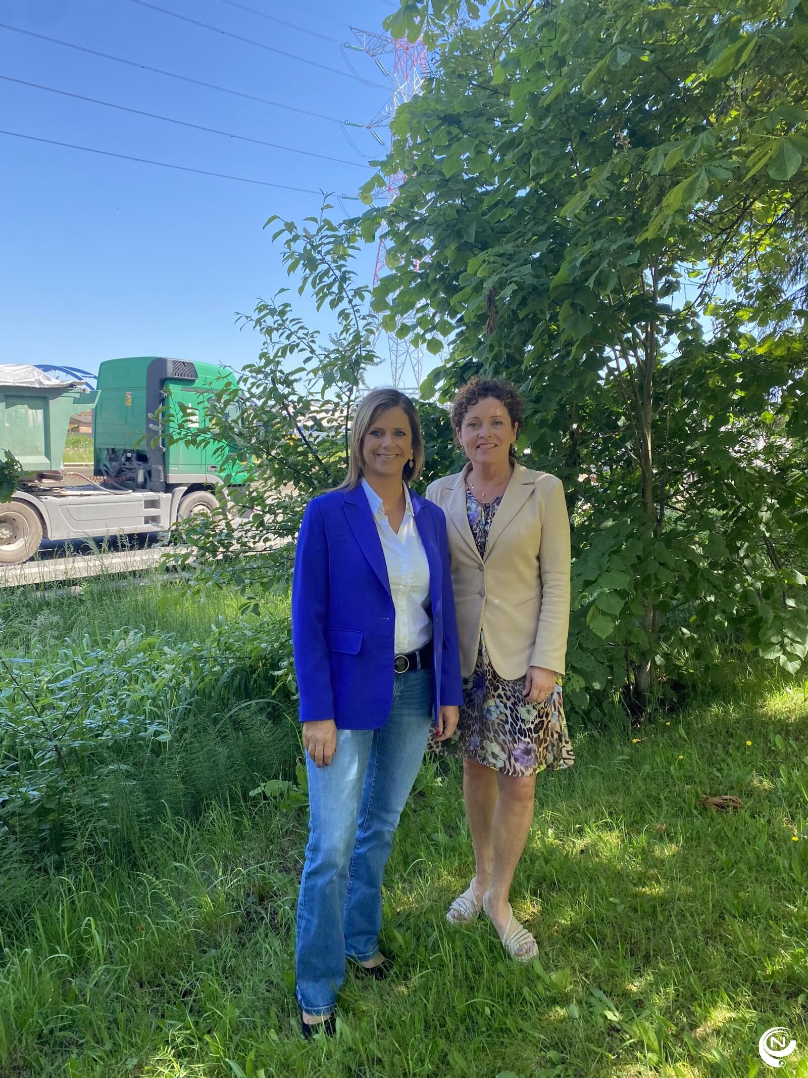 Burgemeester Marianne Verhaert en Vlaams minister Lydia Peeters  aan de E313 Bouwel.