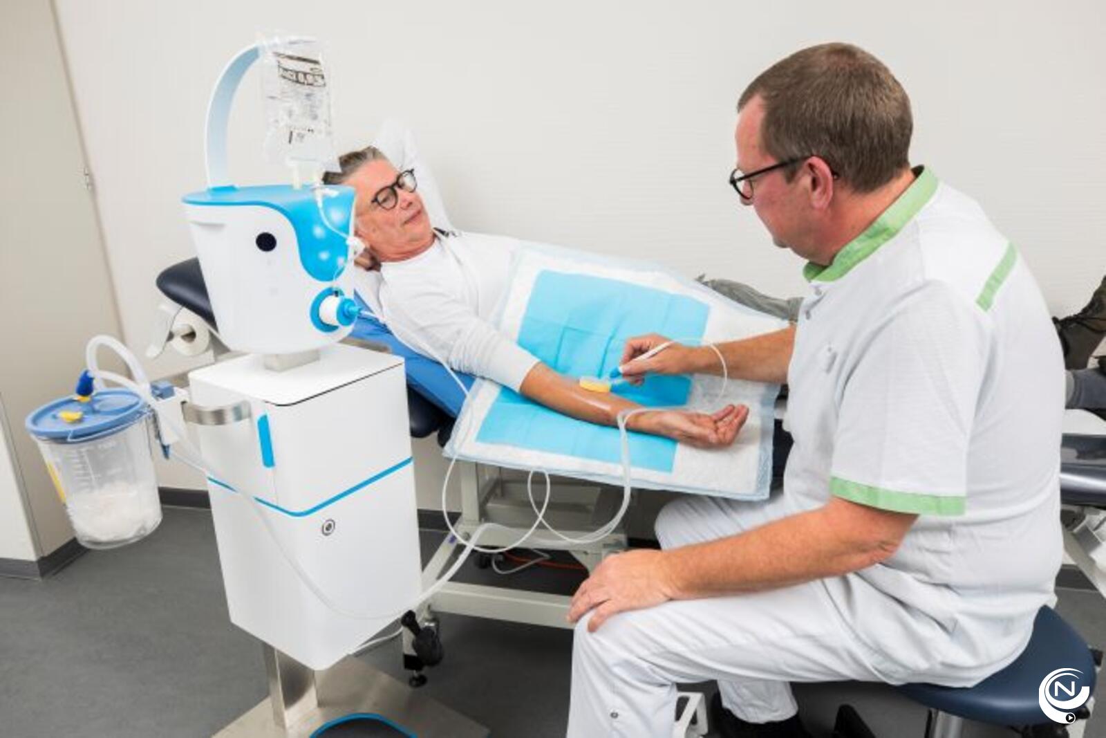 Een wondzorgspecialist van Ziekenhuis aan de Stroom verwijdert vuil uit een wonde met de Debitrom+. Het toestel vervangt het scalpel waarmee normaliter weefsel wordt weggesneden. (Foto: ZAS / Dirk Kerstens)