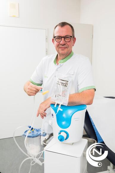 Eric Roovers, wondzorgcoördinator bij ZAS, met de Debitrom+. (Foto: ZAS / Dirk Kerstens)