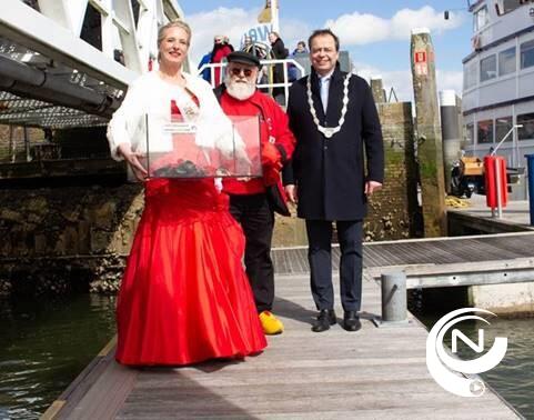 Aankomst Oosterscheldekreeft in Zierikzee - vlnr Kreeftenkoningin Margot Dubelaar, oud kreeftenvisser Sam Uil en burgemeester Jack van der Hoek - foto Roos Geelhoed