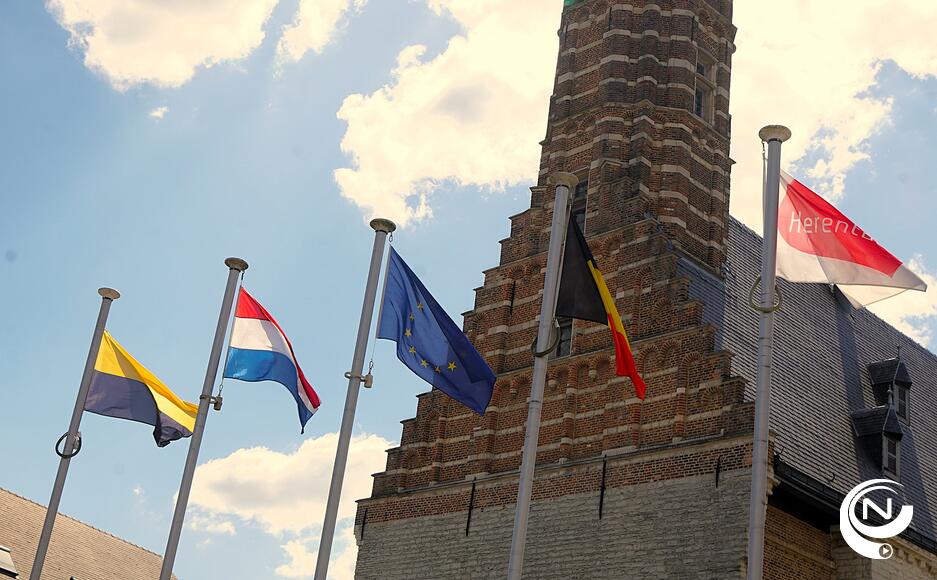 De jumelagevlaggen prijken aan de Lakenhal
