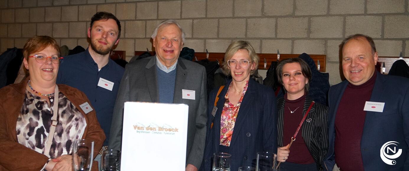 De winnaars van "Unizo Hart voor Ondernemers 2024" Uitvaarten Van den Broeck uit Vorselaar/Herentals met hun tof team was present vanavond.