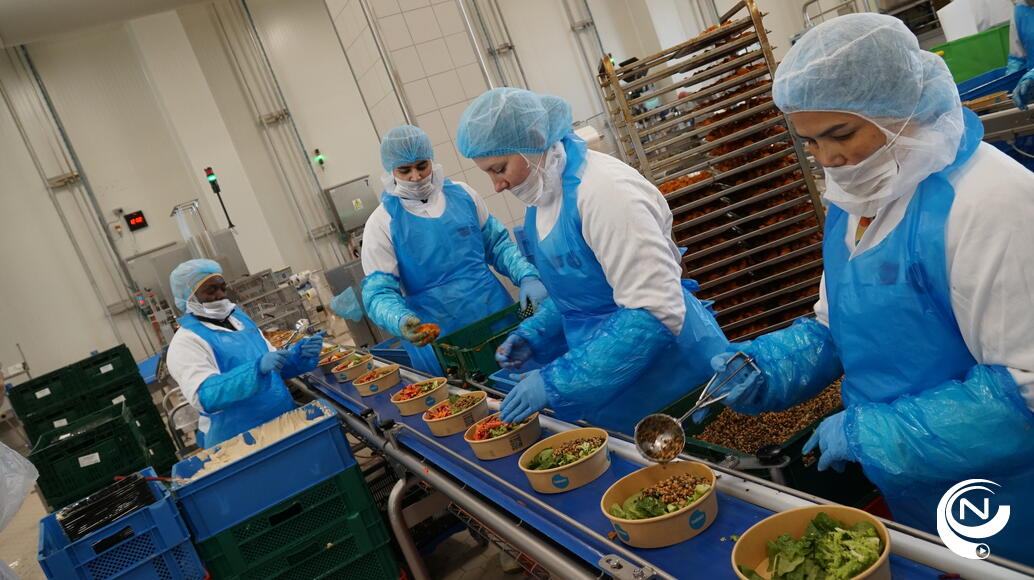 Bij Foodmaker werken nu ongeveer 350 mensen, waarvan 300 arbeiders. Dat aantal moet de komende jaren nog stijgen, mede dankzij een systeem van vaste daguren van maandag tot vrijdag.