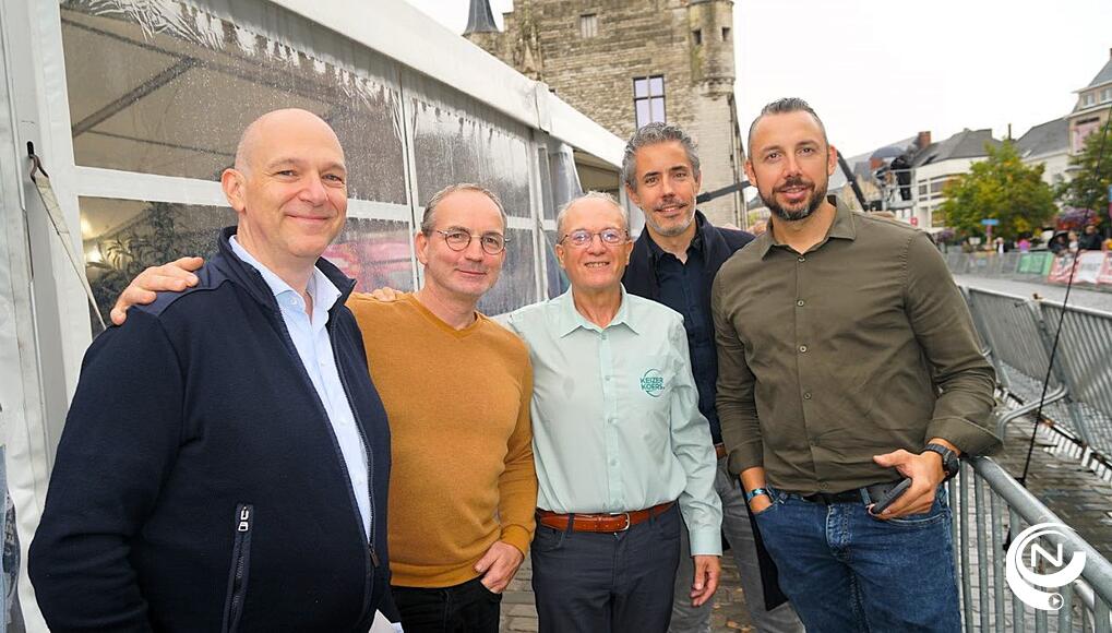 Heel wat selfies gezellig samen : ondernemers netwerken.