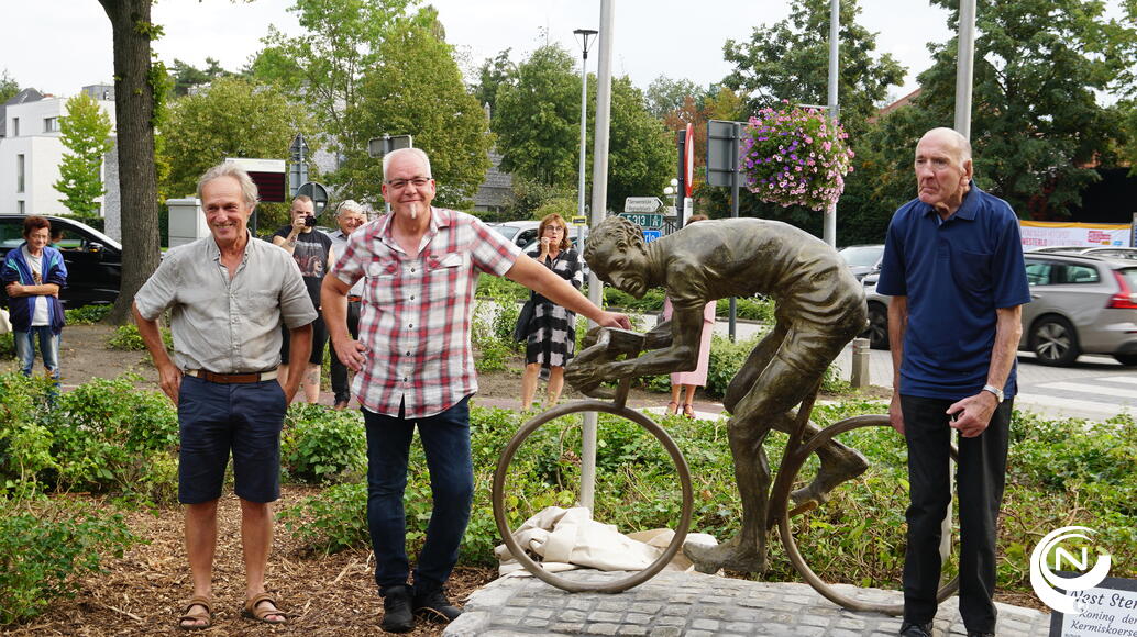 Kunstenaar Jan De Groef, Fred Janssens en Nest Seymens bijzonder fier op het knap beeld.
