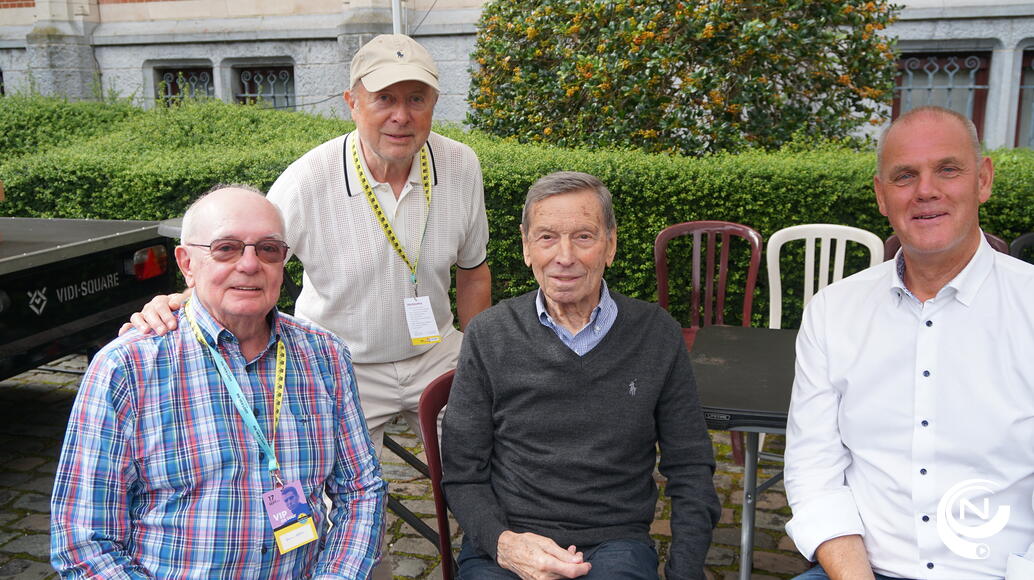 Rik Van Looy aan gemeentehuis Westerlo samen met o.a. Marcel De Voeght (DOMO) en burgemeester Guy Van Hirtum.