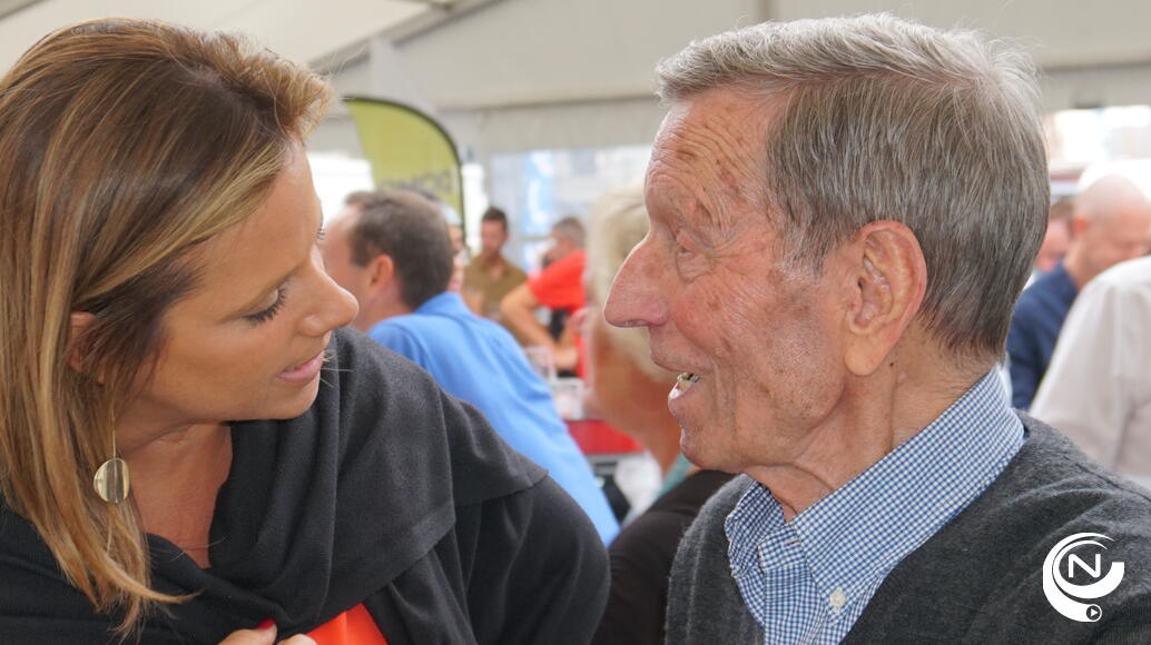 Burgemeester Marianne Verhaert van Grobbendonk - geboortedorp van Rik - in diep gesprek met Keizer Rik Van Looy - foto NNieuws