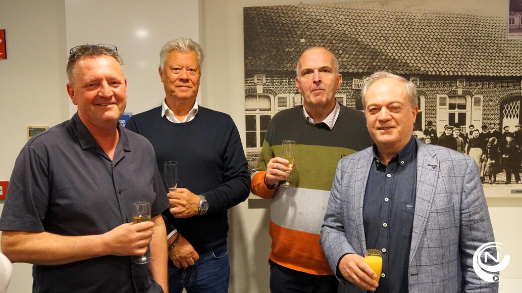 Ook de raadsleden kwamen Luc De Voeght hartelijk feliciteren