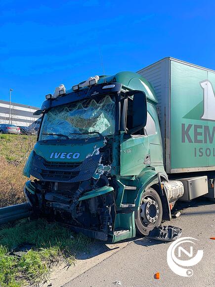 E313 : ravage bij spectaculair ongeval aan Oevel/Geel-West, 3 vrachtwagens en 1 personenwagen betrokken