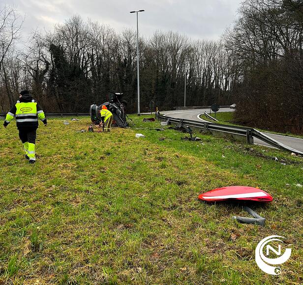 E313 : bij het ongeval moest ook een verkeersbord eraan geloven