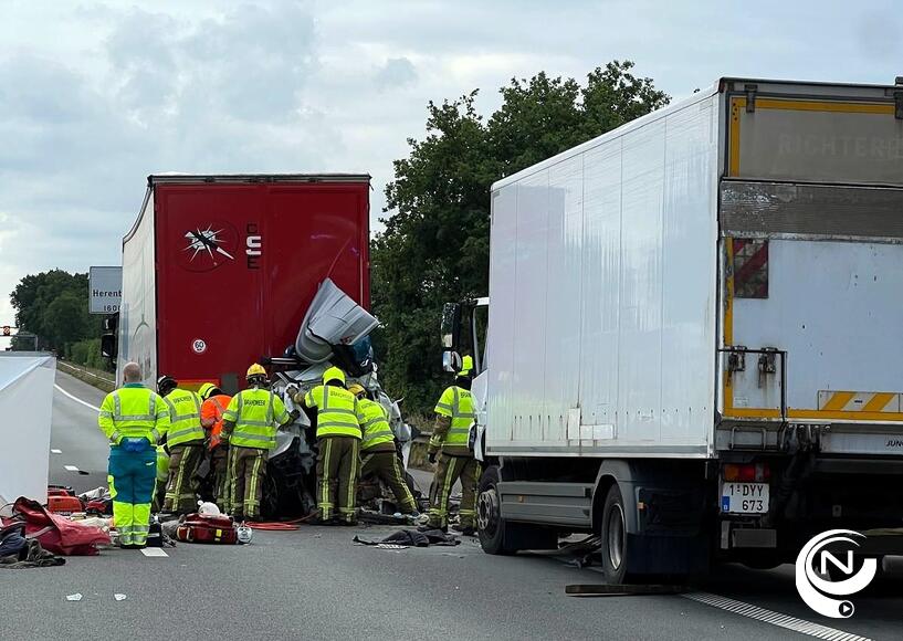 E313 : drie doden bij zwaar ongeval ter hoogte Herentals-Oost - personenwagen met 3 inzittenden geplet tussen 2 vrachtwagens