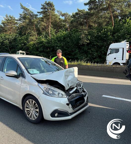 E313 : 2 gewonden bij kop-staart aanrijding ter hoogte van Olen