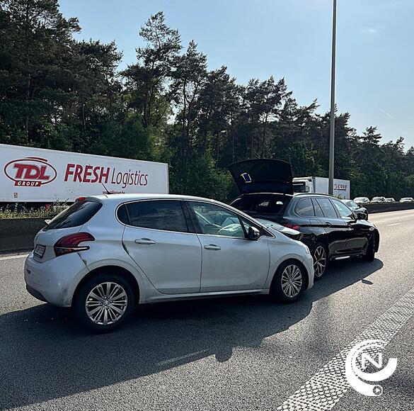 E313 : 2 gewonden bij kop-staart aanrijding ter hoogte van Olen