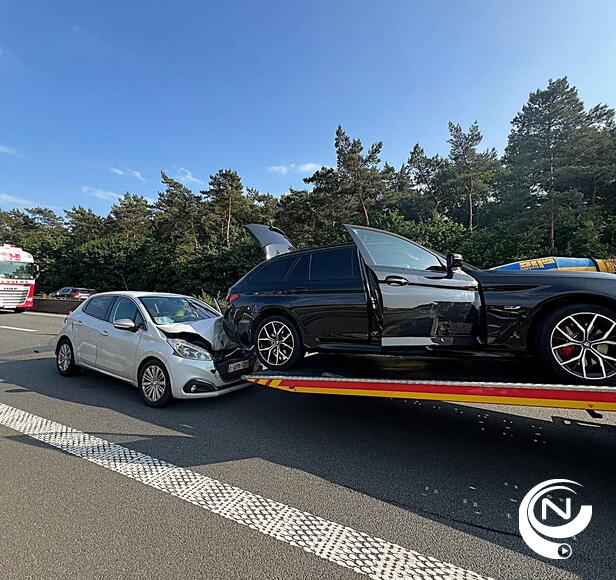 E313 : 2 gewonden bij kop-staart aanrijding ter hoogte van Olen