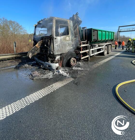 E313 Herentals-Oost : cabine vrachtwagen brandt volledig uit 