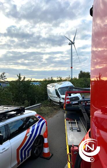 E313 ongeval bus bouwmaterialen in gracht  - foto Jimmy Verwimp NNieuws
