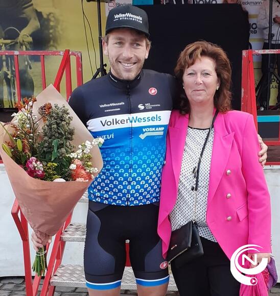 Winnaar GP Rik Van Looy met Ann van Bleckmann hoofdsponsor GP