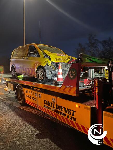 E313 bestelwagen 'Uitzonderlijk vervoer'  rijdt achteraan in op rijdende vrachtwagen tussen Geel-West en Geel-Oost in  richting van Hasselt / foto J. Verwimp/NNieuws