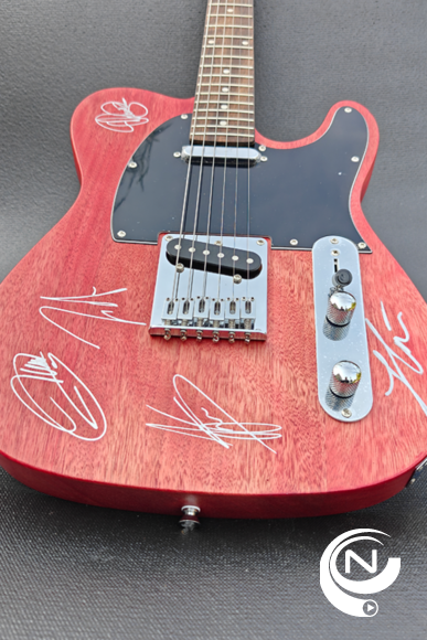De  rode gitaar is dan weer gesigneerd door niemand minder dan AVATAR op Alcatraz.