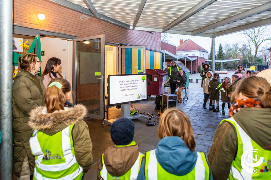 De leerlingen wippen de eerste tegels voor de Groene Oase van VBS De Toren.  