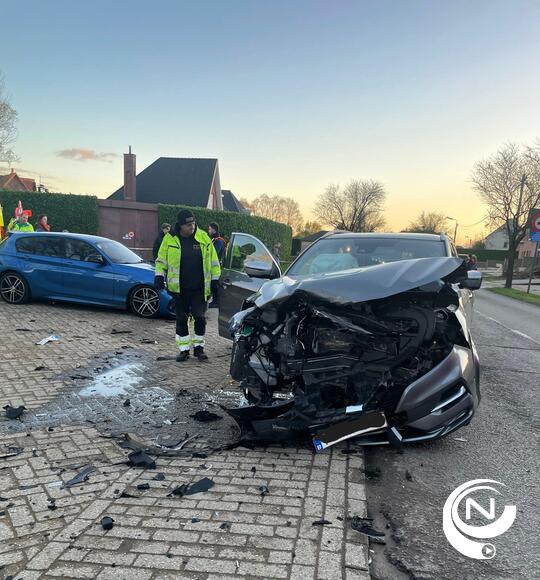 3 voertuigen botsen aan kruispunt Hezewijk - Herentalseweg Olen