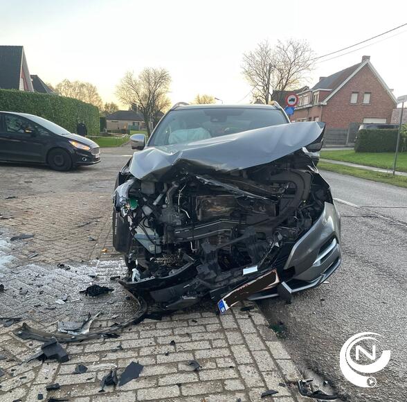3 voertuigen botsen aan kruispunt Hezewijk - Herentalseweg Olen.