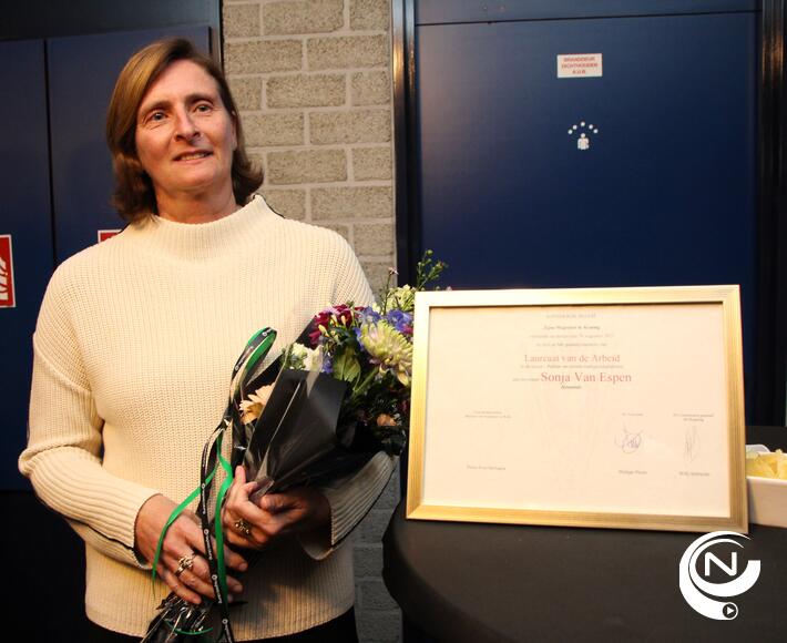 Sonja Van Espen Zonesecretaris Lokale Politie Neteland :  gouden ereteken van Laureaat van de Arbeid sector politie- en civiele veiligheidsdiensten 