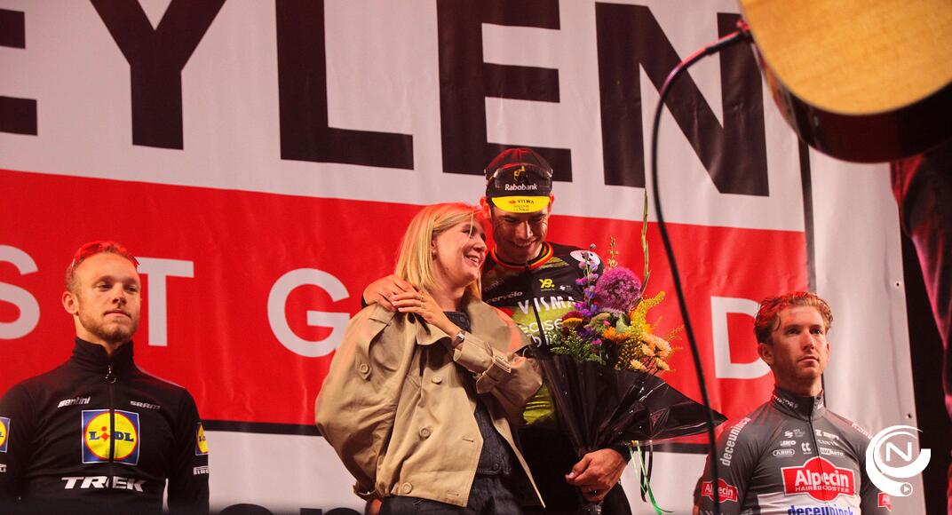 35.000 supporters zagen dat het zéér goed was : Sarah & Wout genieten bij de hulde