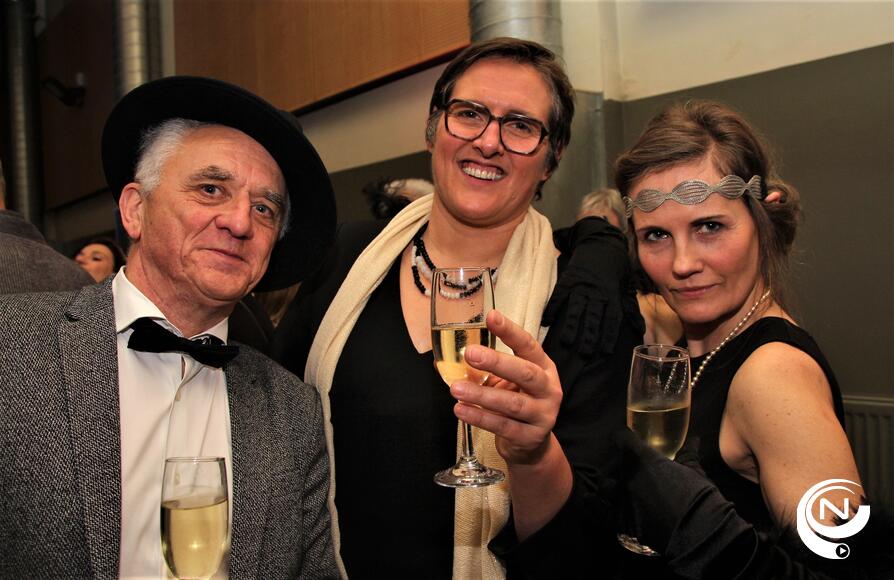 Mien Van Olmen omringd door feestend stadspersoneel 'Roaring Twenties'-style