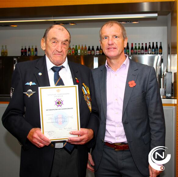 Gustaaf Govaerts, voorzitter NSB Herentals, kreeg uit handen van burgemeester Jan Bertels een erediploma en medaille voor 5 jaar dienst als vaandeldrager.