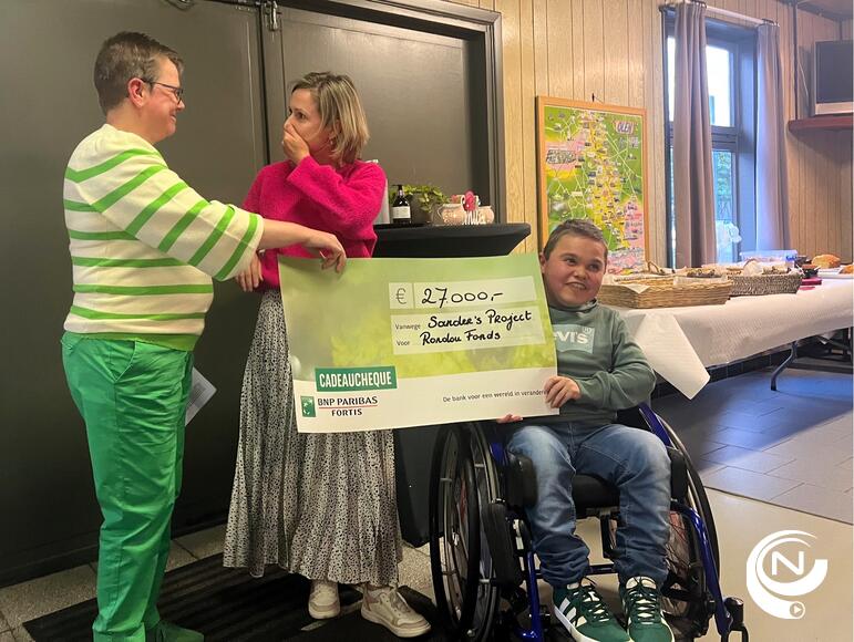 Prof. dr. De Waele (UZ Leuven) is compleet verrast en dankbaar wanneer mama Cindy de cheque van €27.000 overhanditgd. De opbrengst van het 8e Sander's Ontbijt. Tevens de laatste editie.
