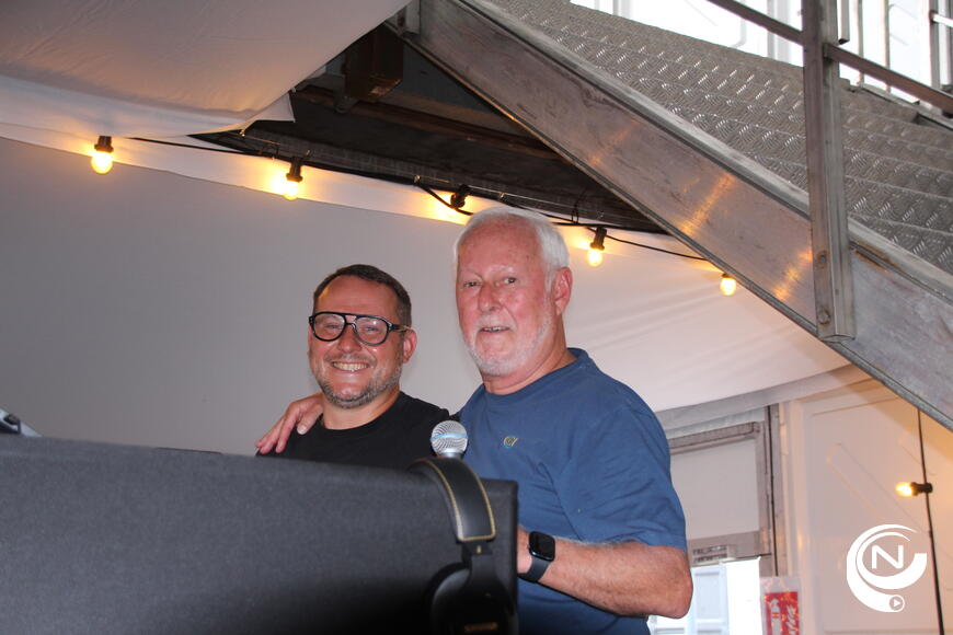 Retro ten top.   Discobar ‘Veu Alleman’ is een Herentals dj-duo, bestaande uit vader en zoon, dat zoals de naam het zegt, er alles aan doet om iedereen een geweldig feest te bezorgen.  Als dj staat pa Jan Cloots garant voor veel sfeer en een gevulde dansvloer. 