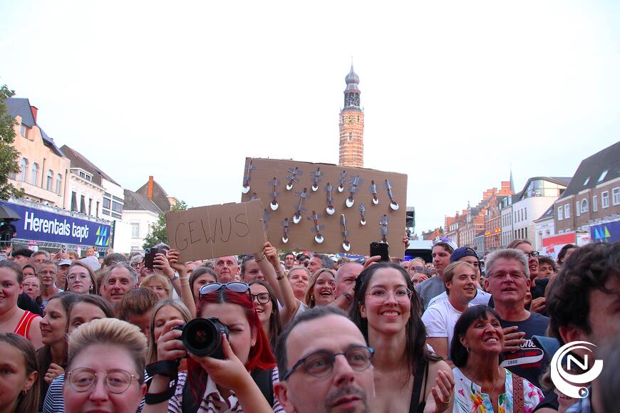 De 20e HFF is krachtig uitgezwaaid.   Bart Peeters & De Ideale Mannen zoefden als een helikopter over en door de massa fans.   Een zomerse songtornado zoals je dat van Bart gewend bent.   Een méér dan energieke, warme en spontane show vol meezingers, muzikale klasse en typische bindteksten zonder kapsones