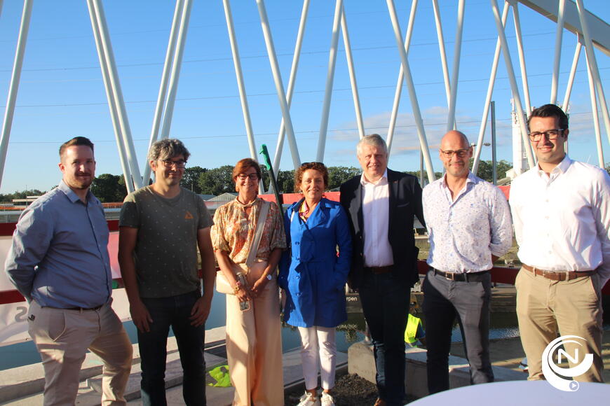 Groepsfoto vlnr: Timothy Kurvers, projectingenieur De Vlaamse Waterweg nv / Stefan Sablon, projectleider De Vlaamse Waterweg nv / Krista Maes, operationeel directeur De Vlaamse Waterweg nv / Lydia Peeters, Vlaams minister van Mobiliteit en Openbare Werken / Koen Anciaux, voorzitter raad van bestuur De Vlaamse Waterweg nv /  Bart Heylen, projectdirecteur Artes Group / Frederiek De Preetere, hoofd projecten Aelterman bvba.
