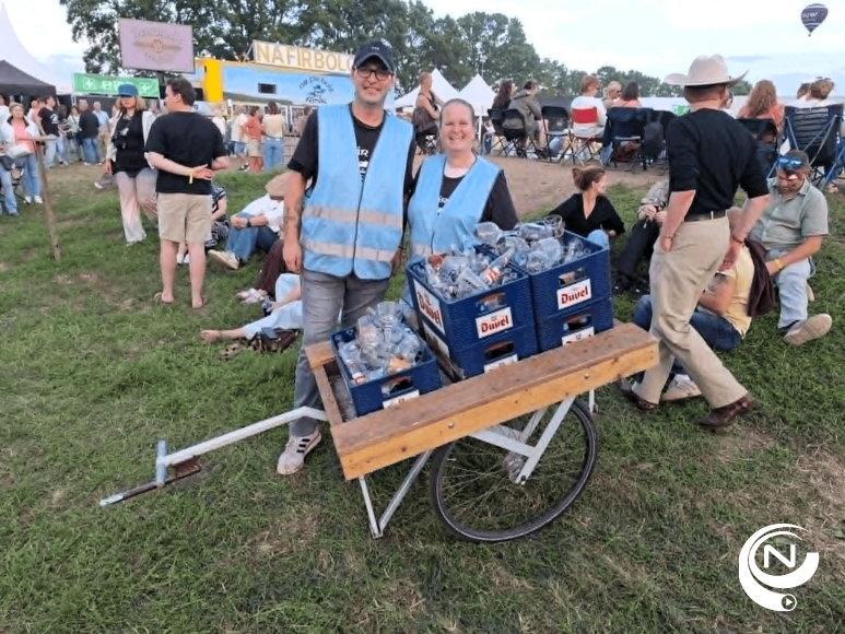Kristof en Tamara uit Herentals die er als vrijwilliger drie dagen de flesjes enzo ophalen