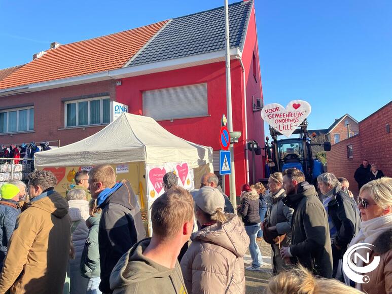 Lillenaren tonen massaal steun voor hun gemeentelijk onderwijs op jaarmarkt