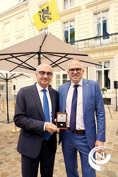 Luc Van den hove, CEO van imec, ontving vandaag het Ereteken van de Vlaamse Gemeenschap uit handen van Vlaams minister-president Matthias Diependaele.