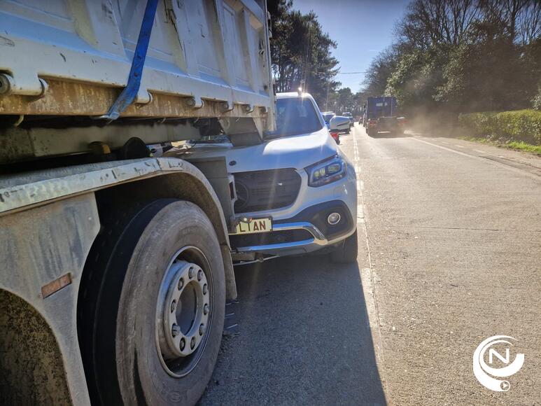 Ongeval met 2 wagens op Herentalseweg Herenthout : 1 auto botst tegen stilstaande vrachtwagen, andere tegen paal  