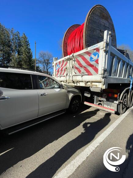 Ongeval met 2 wagens op Herentalseweg Herenthout : 1 auto botst tegen stilstaande vrachtwagen, andere tegen paal  