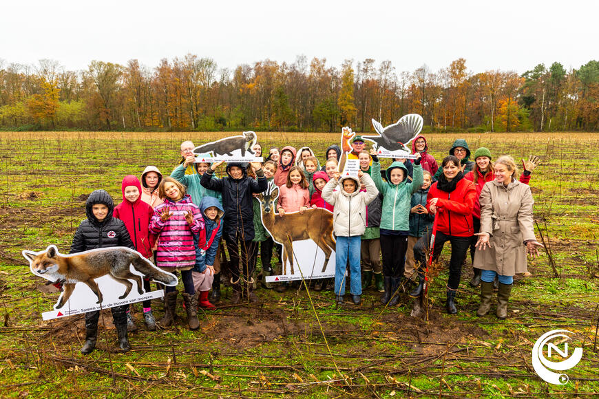 De boomplantactie vandaag in Prinsenpark Retie met Chiromeisjes Retie, JNM Retie en enkele buurtbewoners 