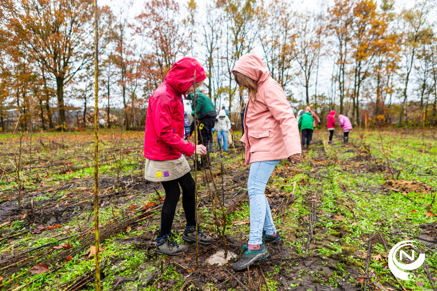 De boomplantactie vandaag in Prinsenpark Retie met Chiromeisjes uit Retie, JNM Retie en enkele buurtbewoners om te helpen bij De boomplantactie in het Prinsenpark Retie - foto provincie Antwerpen / Dieter Daniëls   