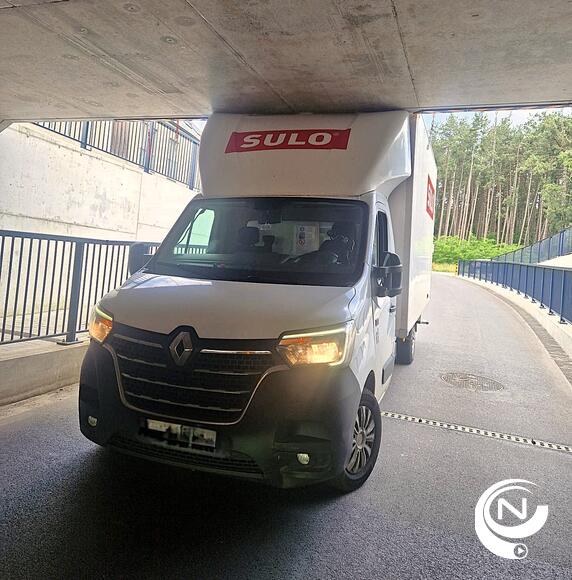 Vrachtwagen botst met z'n dak tegen brug van tunnel aan Vossenberg